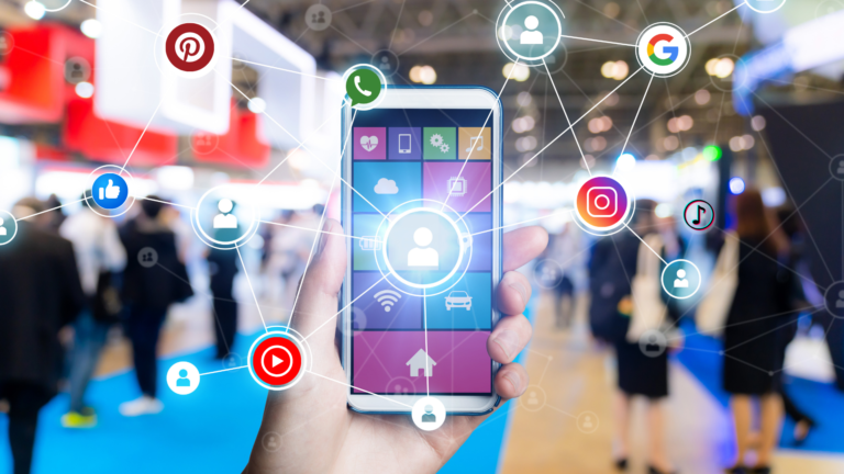 Um gestor de tráfego pago analisando métricas e otimizando campanhas para aumentar o alcance e engajamento das redes sociais de um negócio.