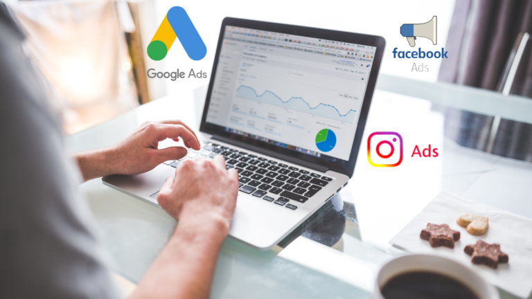 Um gestor de tráfego pago ajusta anúncios no Facebook Ads e Google Ads, analisando dados e configurando campanhas para maximizar os resultados.
